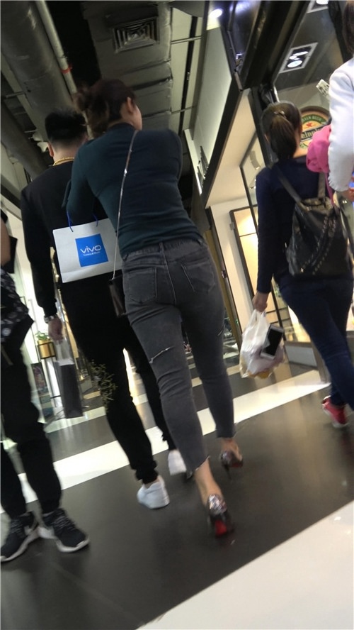 紧身牛仔裤妹子[938M/MP4]