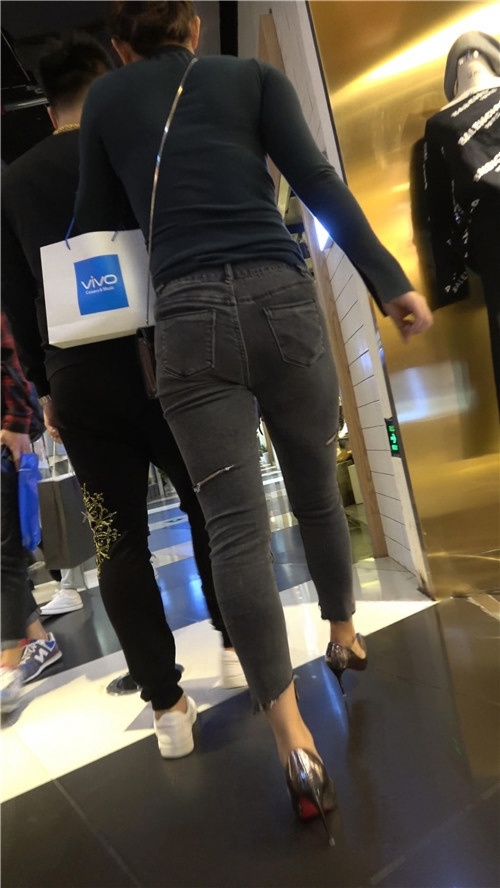 紧身牛仔裤妹子[938M/MP4]