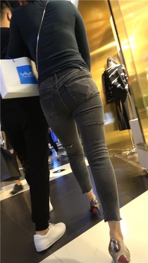 紧身牛仔裤妹子[938M/MP4]