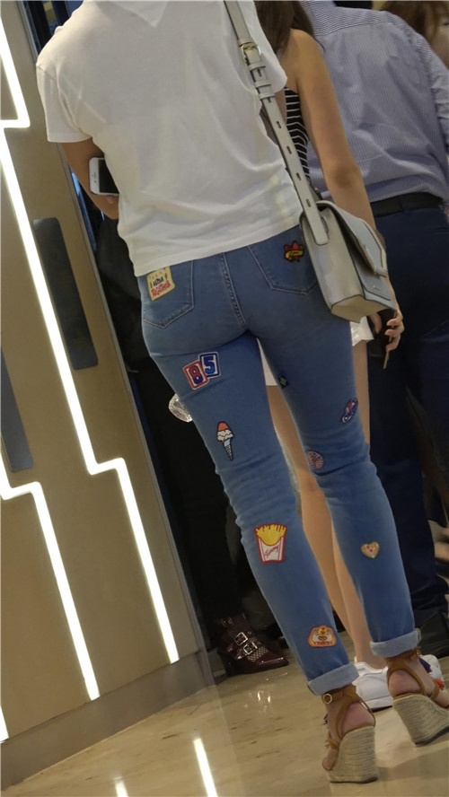 蓝色牛仔裤紧身美女[617M/MP4]