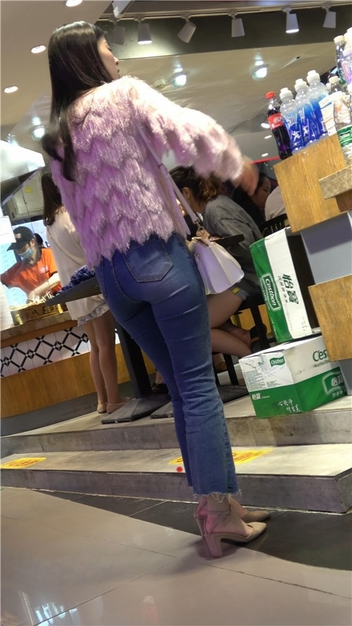 蓝色牛仔裤紧身美女[617M/MP4]