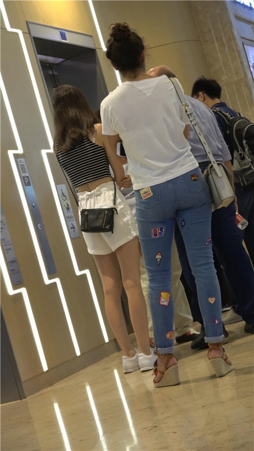 蓝色牛仔裤紧身美女[617M/MP4]