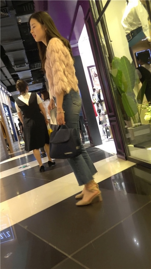 蓝色牛仔裤紧身美女[617M/MP4]