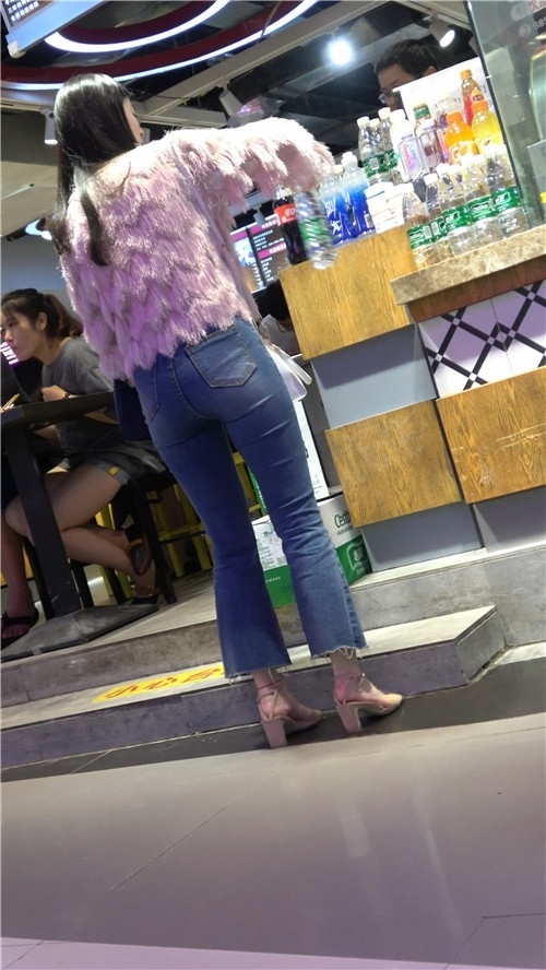 蓝色牛仔裤紧身美女[617M/MP4]