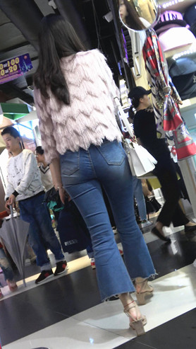 蓝色牛仔裤紧身美女[617M/MP4]