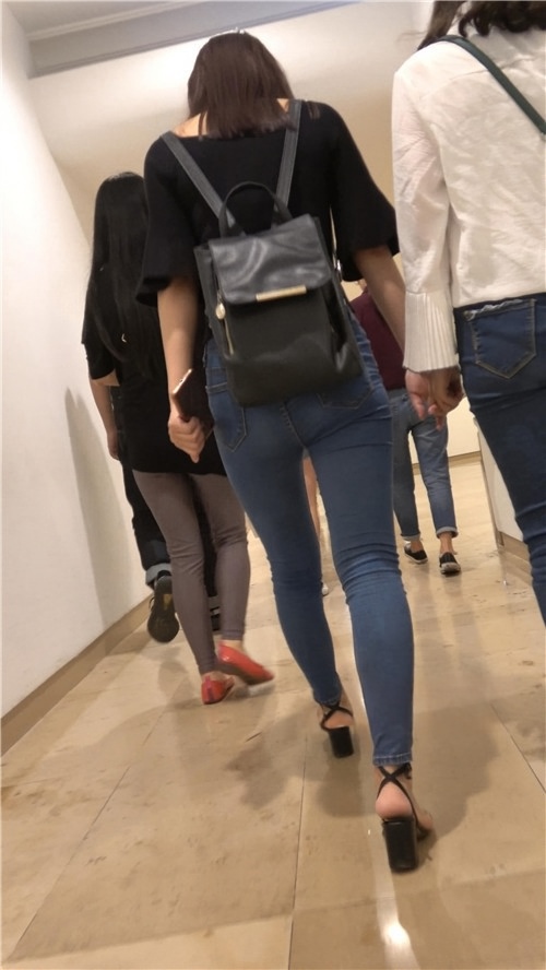 牛仔裤紧身美女[998M/MP4]