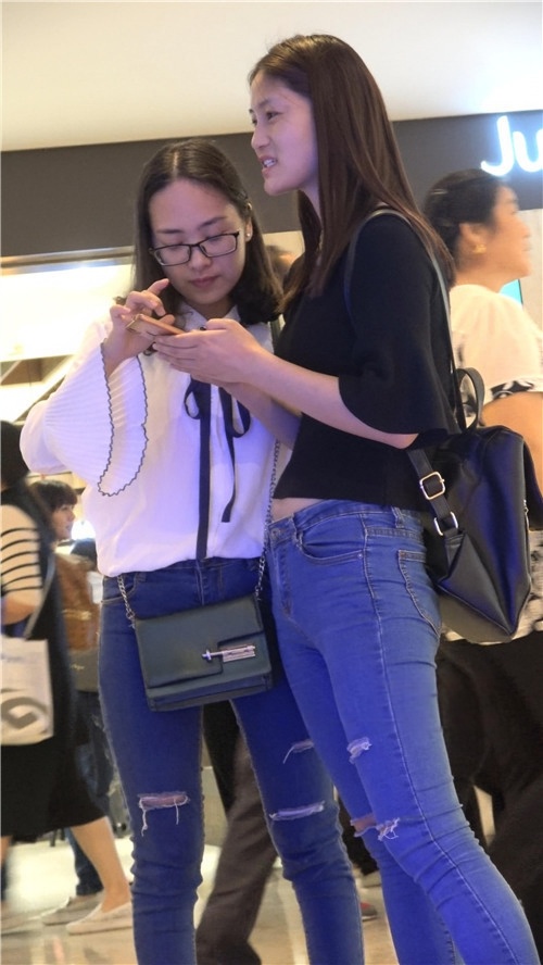 牛仔裤紧身美女[998M/MP4]