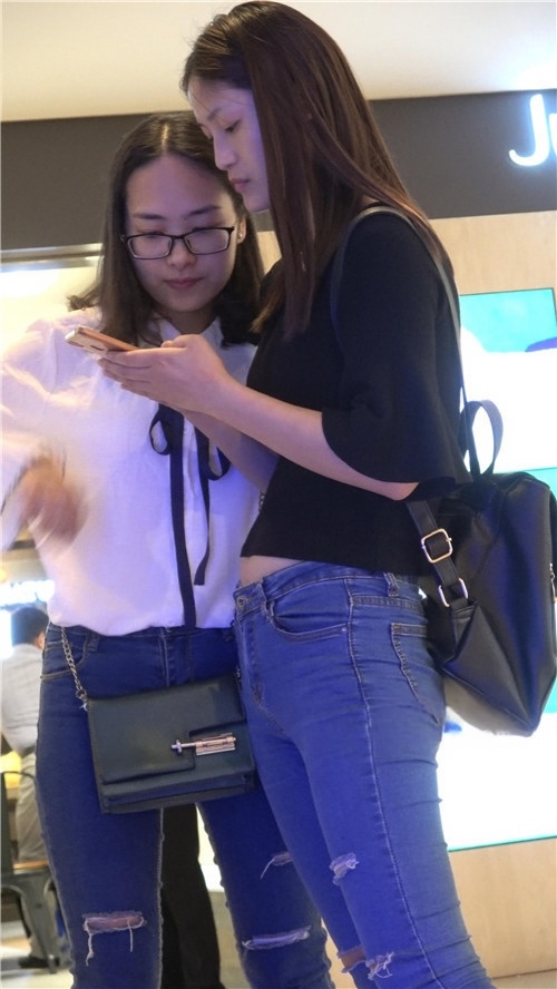 牛仔裤紧身美女[998M/MP4]