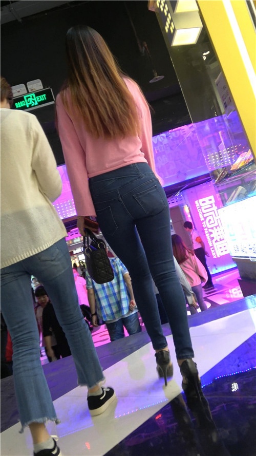 粉衣牛仔裤高腰美女[916M/MP4]