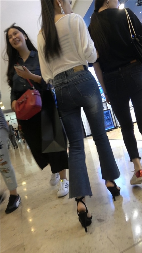 两组紧身牛仔裤妹子[892M/MP4]