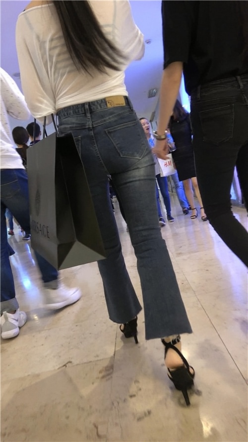 两组紧身牛仔裤妹子[892M/MP4]