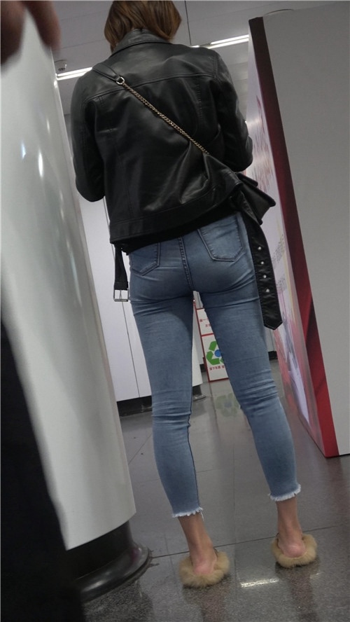 皮衣牛仔裤美女[1.12G/MP4]