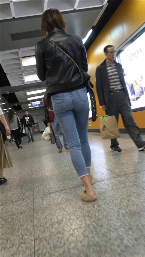 皮衣牛仔裤美女[1.12G/MP4]