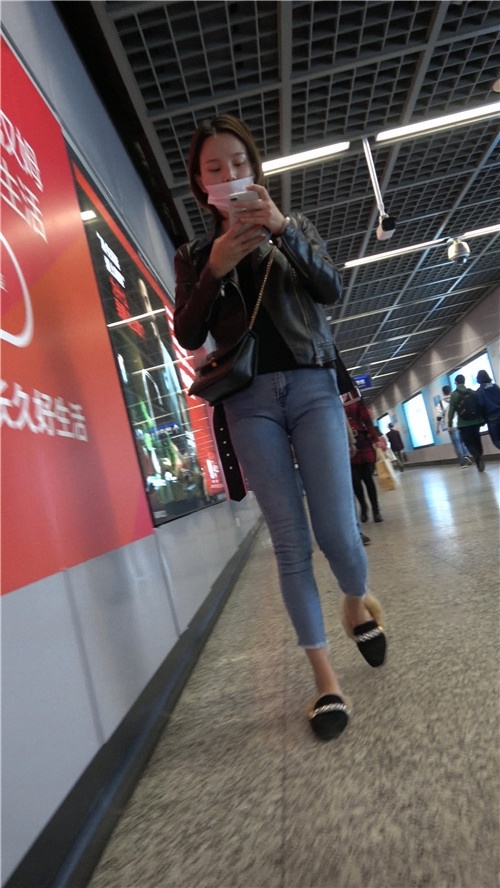 皮衣牛仔裤美女[1.12G/MP4]