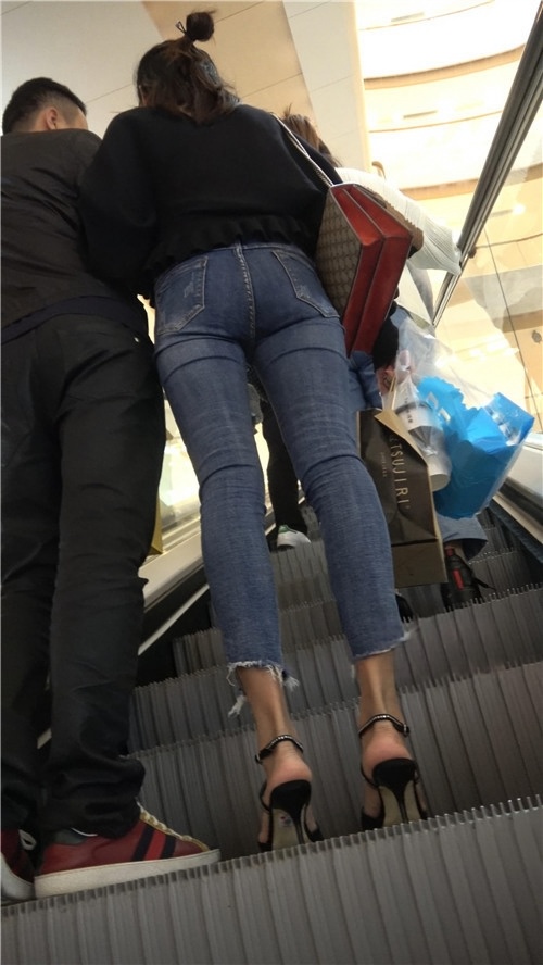 皮衣牛仔裤美女[1.12G/MP4]