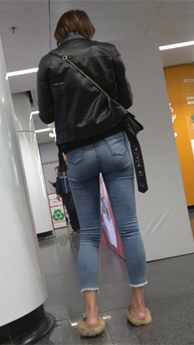 皮衣牛仔裤美女[1.12G/MP4]