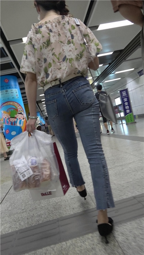 紧身牛仔裤美眉[612M/MP4]