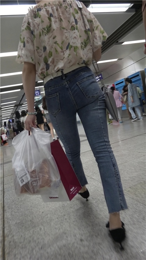 紧身牛仔裤美眉[612M/MP4]