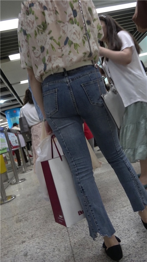 紧身牛仔裤美眉[612M/MP4]