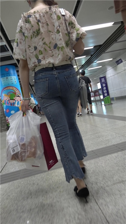 紧身牛仔裤美眉[612M/MP4]