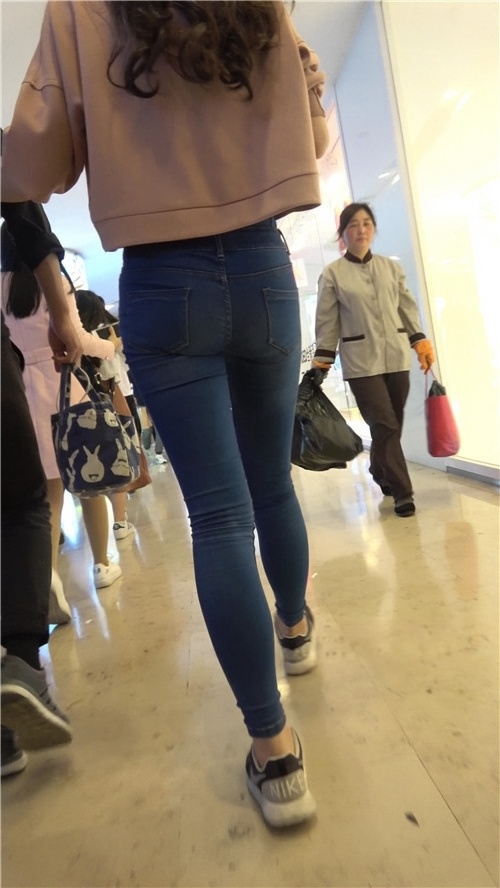 紧身牛仔裤美眉[612M/MP4]