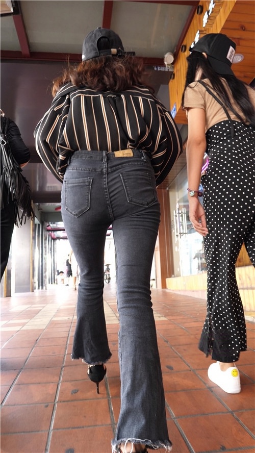 黑色牛仔紧身裤美眉[2.33G/MP4]