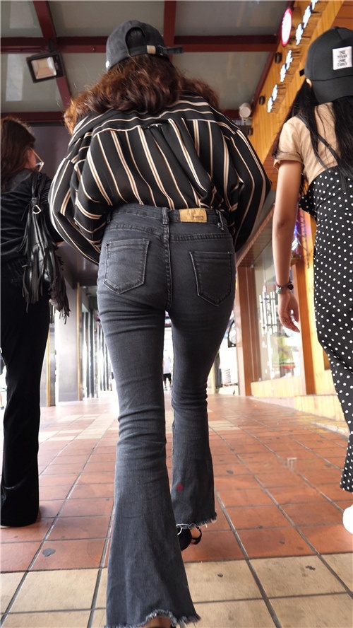 黑色牛仔紧身裤美眉[2.33G/MP4]