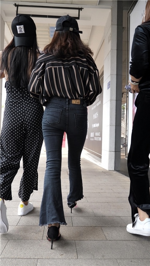 黑色牛仔紧身裤美眉[2.33G/MP4]