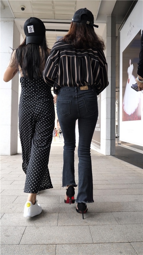 黑色牛仔紧身裤美眉[2.33G/MP4]