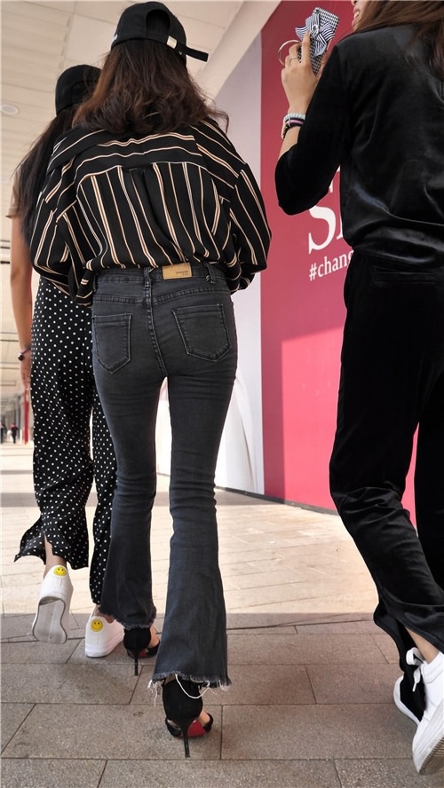 黑色牛仔紧身裤美眉[2.33G/MP4]