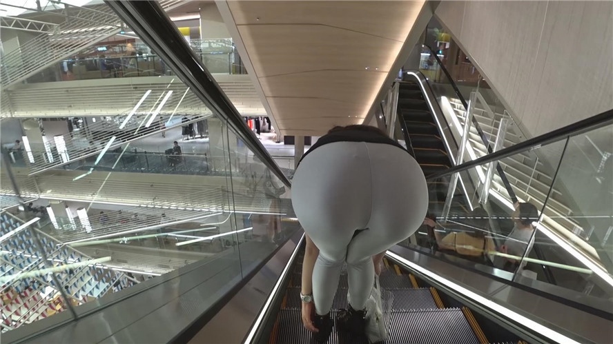 紧身裤美眉[1.35G/MP4]