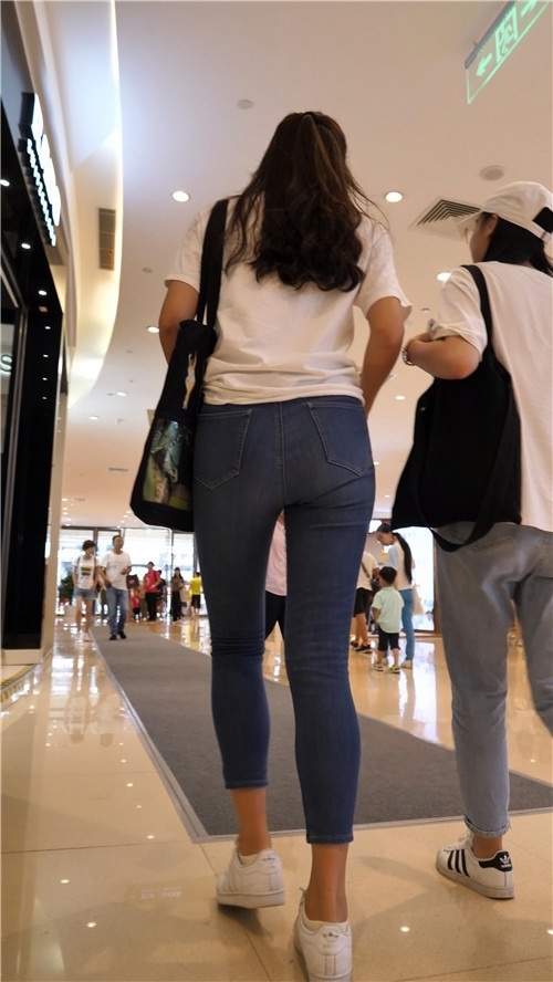 蓝色紧身牛仔裤美眉[1.74G/MP4]