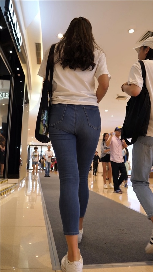 蓝色紧身牛仔裤美眉[1.74G/MP4]