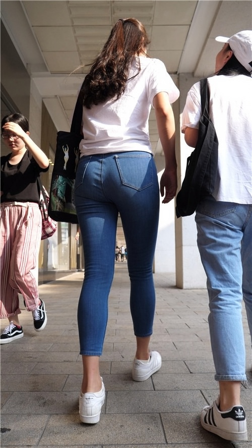 蓝色紧身牛仔裤美眉[1.74G/MP4]