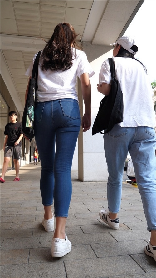 蓝色紧身牛仔裤美眉[1.74G/MP4]