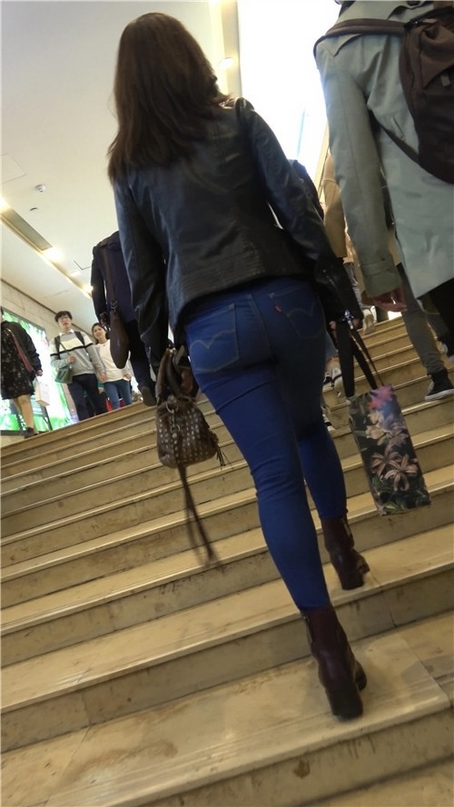 蓝色紧身牛仔裤美眉[1.04G/MP4]