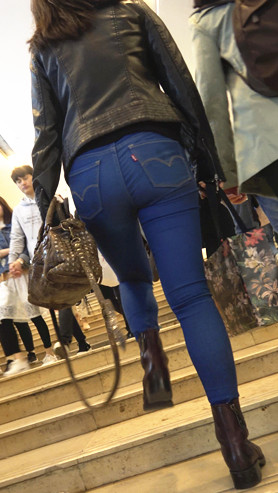 蓝色紧身牛仔裤美眉[1.04G/MP4]