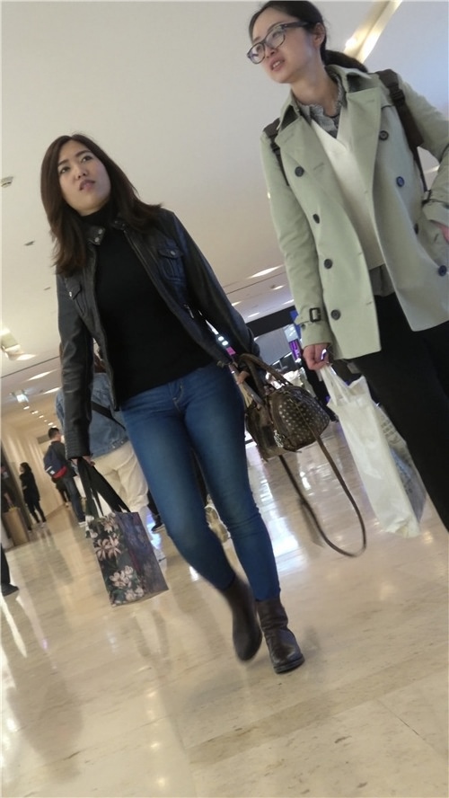 蓝色紧身牛仔裤美眉[1.04G/MP4]