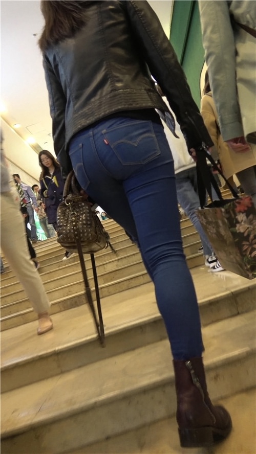 蓝色紧身牛仔裤美眉[1.04G/MP4]