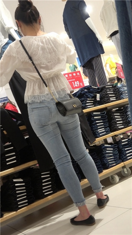 买裤子的牛仔裤美女[723M/MP4]