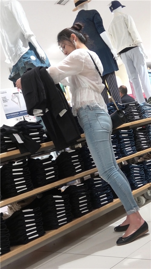 买裤子的牛仔裤美女[723M/MP4]