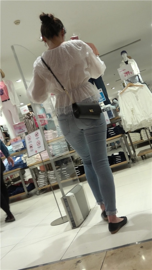 买裤子的牛仔裤美女[723M/MP4]