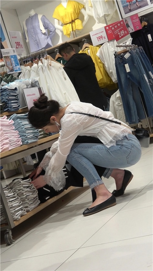 买裤子的牛仔裤美女[723M/MP4]