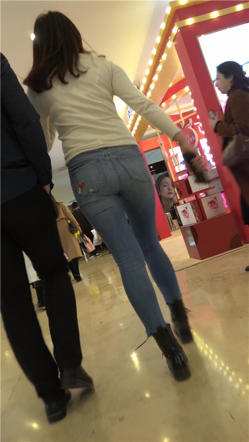 白衣牛仔裤美女[689M/MP4]