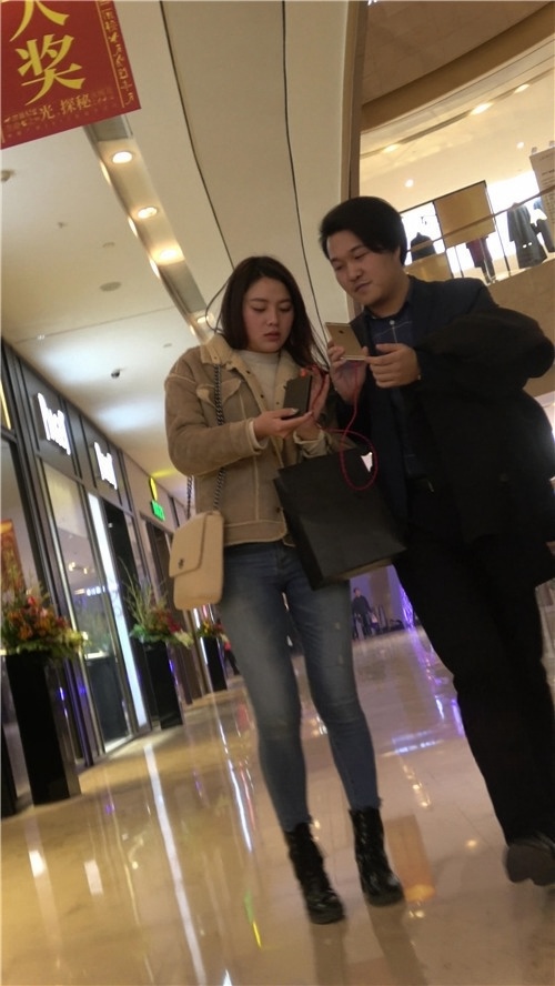 白衣牛仔裤美女[689M/MP4]