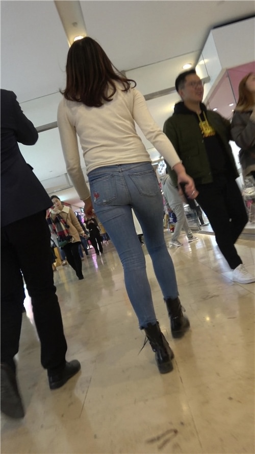 白衣牛仔裤美女[689M/MP4]