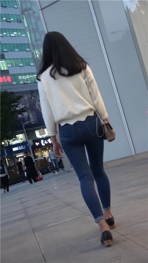 蓝色牛仔紧身裤小姐姐[640M/MP4]