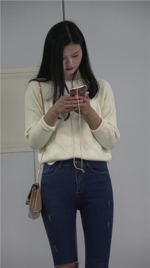 蓝色牛仔紧身裤小姐姐[640M/MP4]