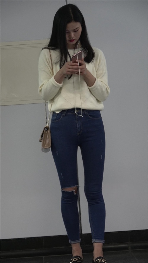 蓝色牛仔紧身裤小姐姐[640M/MP4]