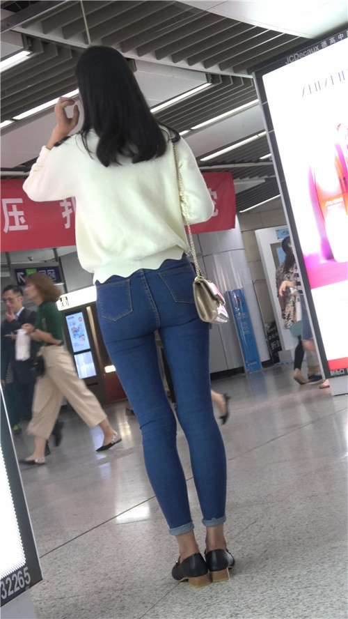 蓝色牛仔紧身裤小姐姐[640M/MP4]